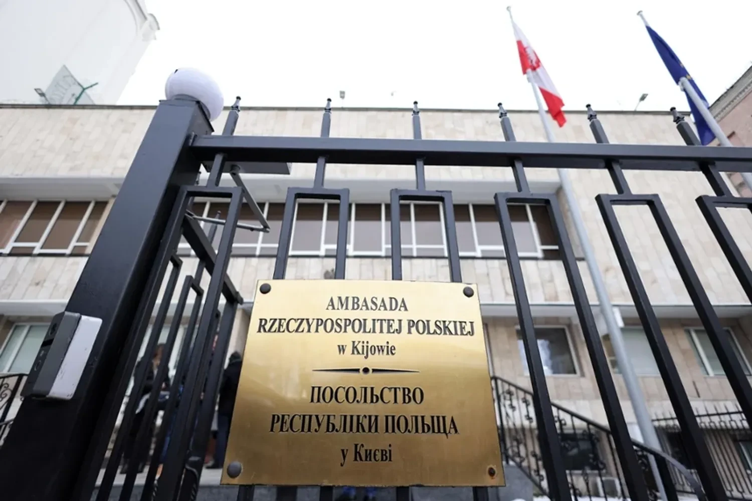 російська ракета пошкодила польське посольство в Києві