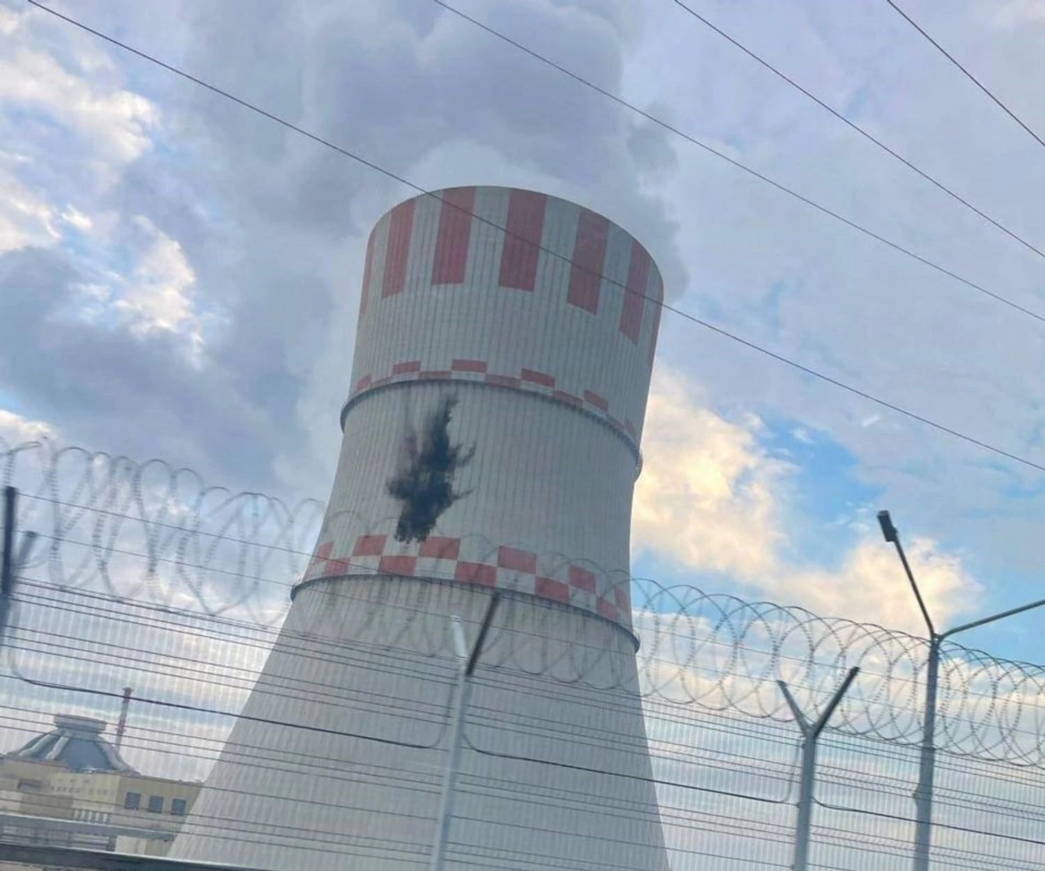 У рф повідомили про атаку БПЛА на нововоронезьку АЕС, є влучання у градирню