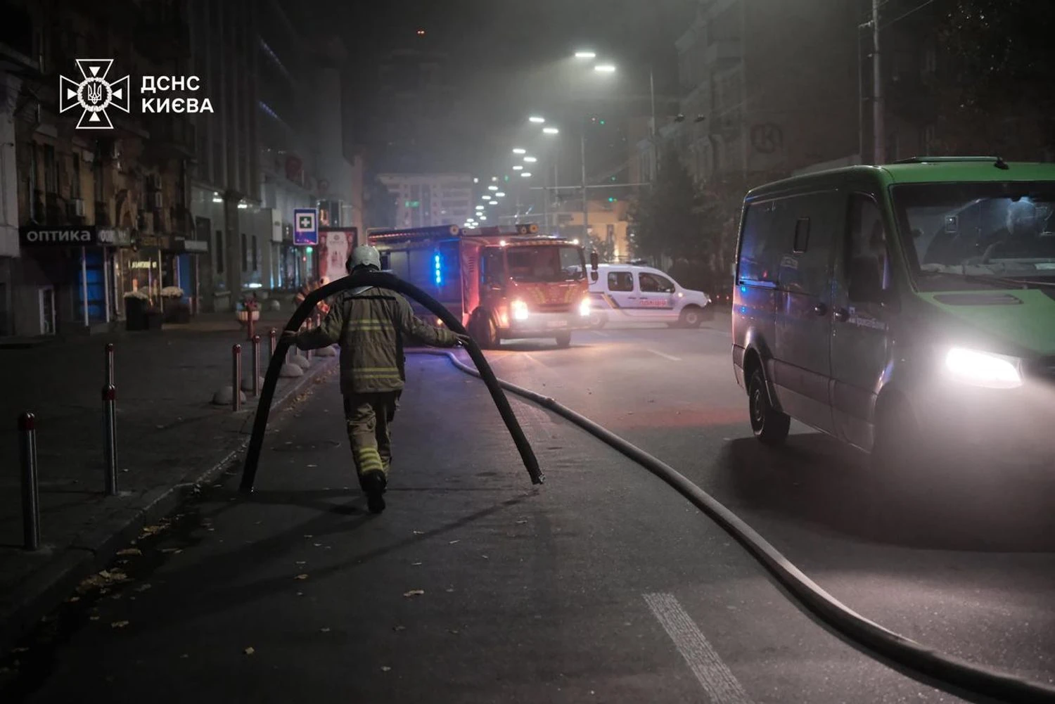 У Києві з вечора гасять масштабну пожежу в багатоповерхівці на Печерську: кадри з місця події