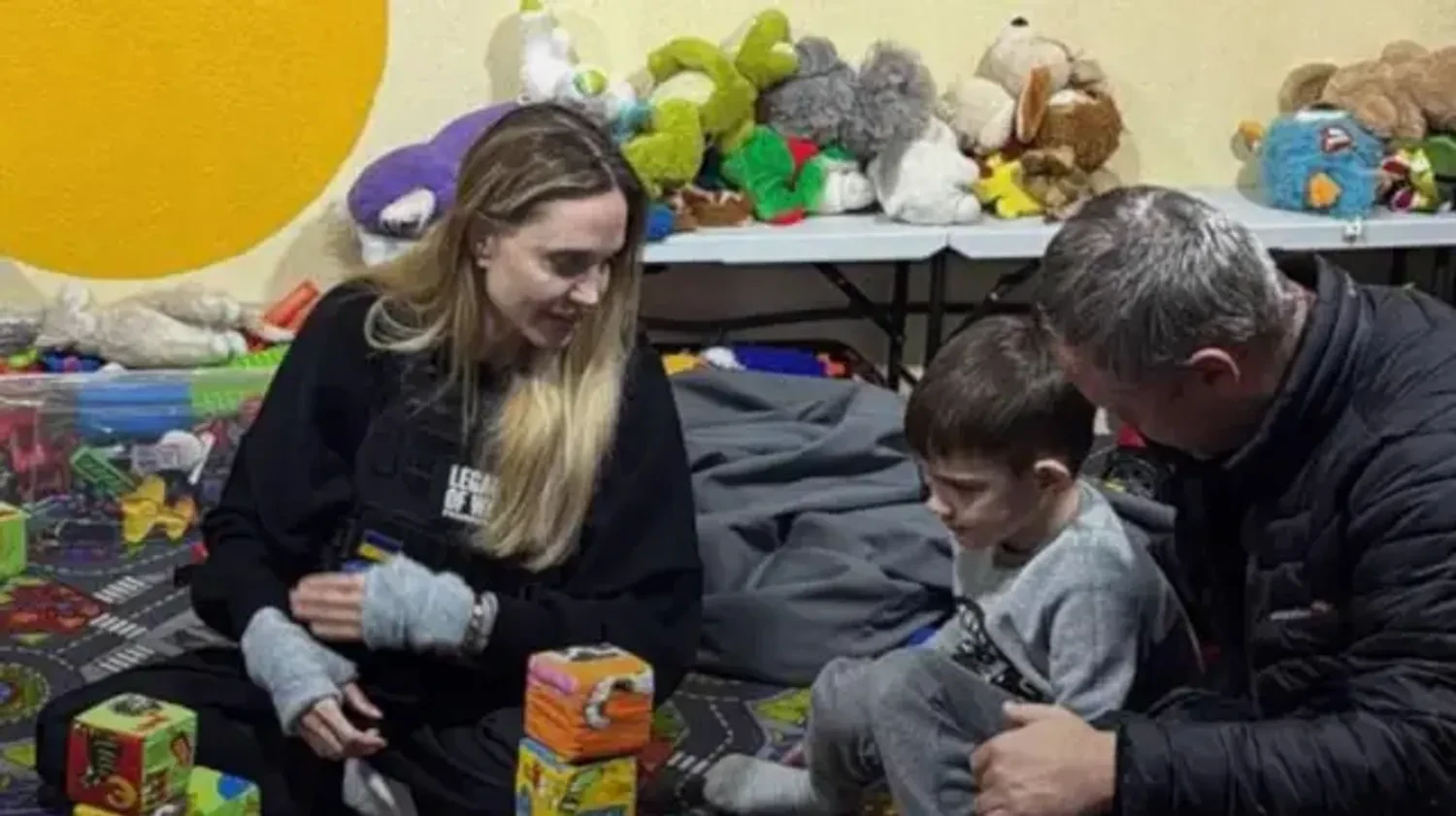 Гуманітарну поїздку Анджеліни Джолі до Херсона перервали співробітники ТЦК: що відомо про інцидент  з охоронцем зірки