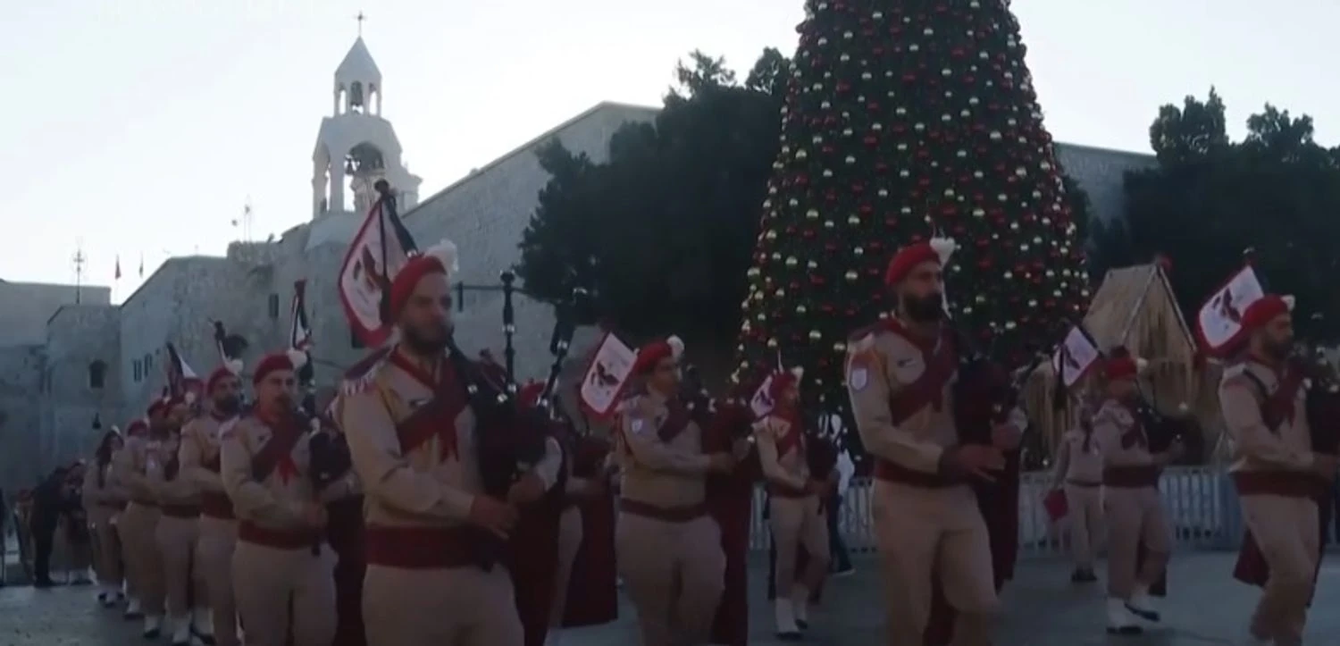 Тисячі людей стікаються до Віфлеєму, щоб відродити різдвяні святкування після двох років війни в Газі
