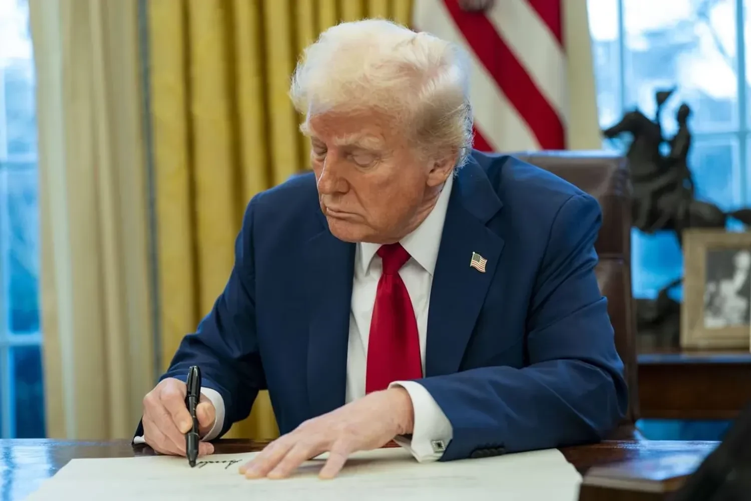 Мита Трампа на імпортні товари майже повністю оплачують американські споживачі - Bloomberg