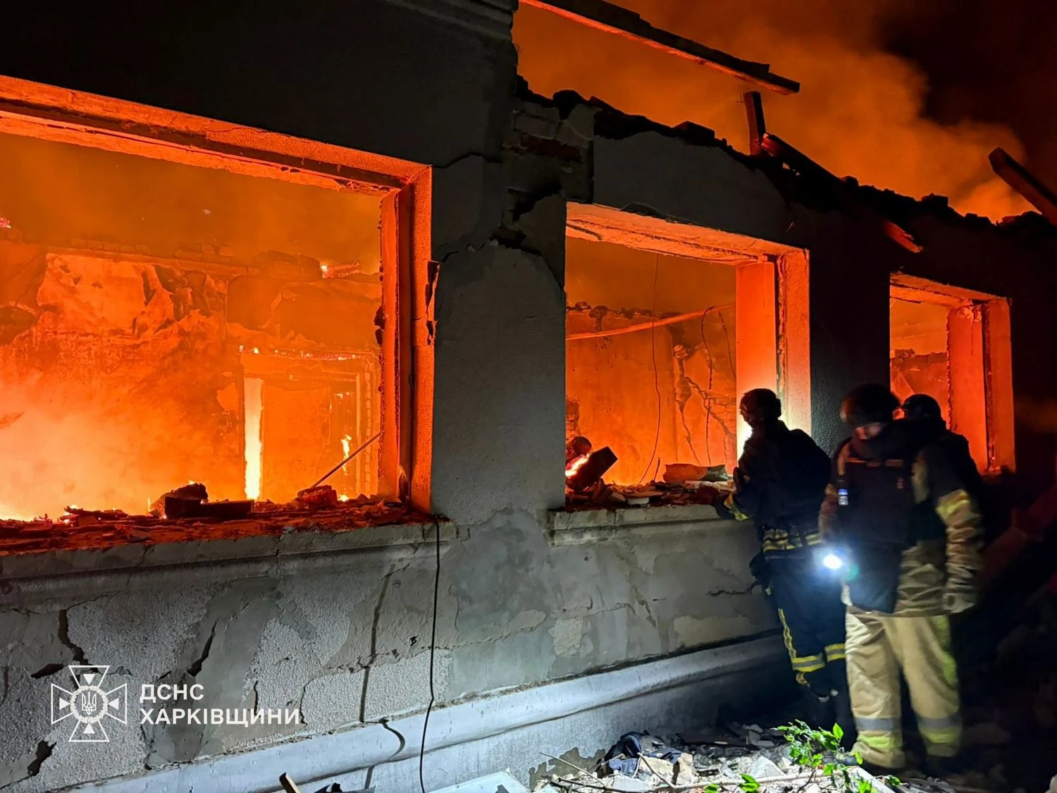 На Харківщині ворожий дрон влучив у будинок, з-під завалів дістали тіло чоловіка, дружина поранена