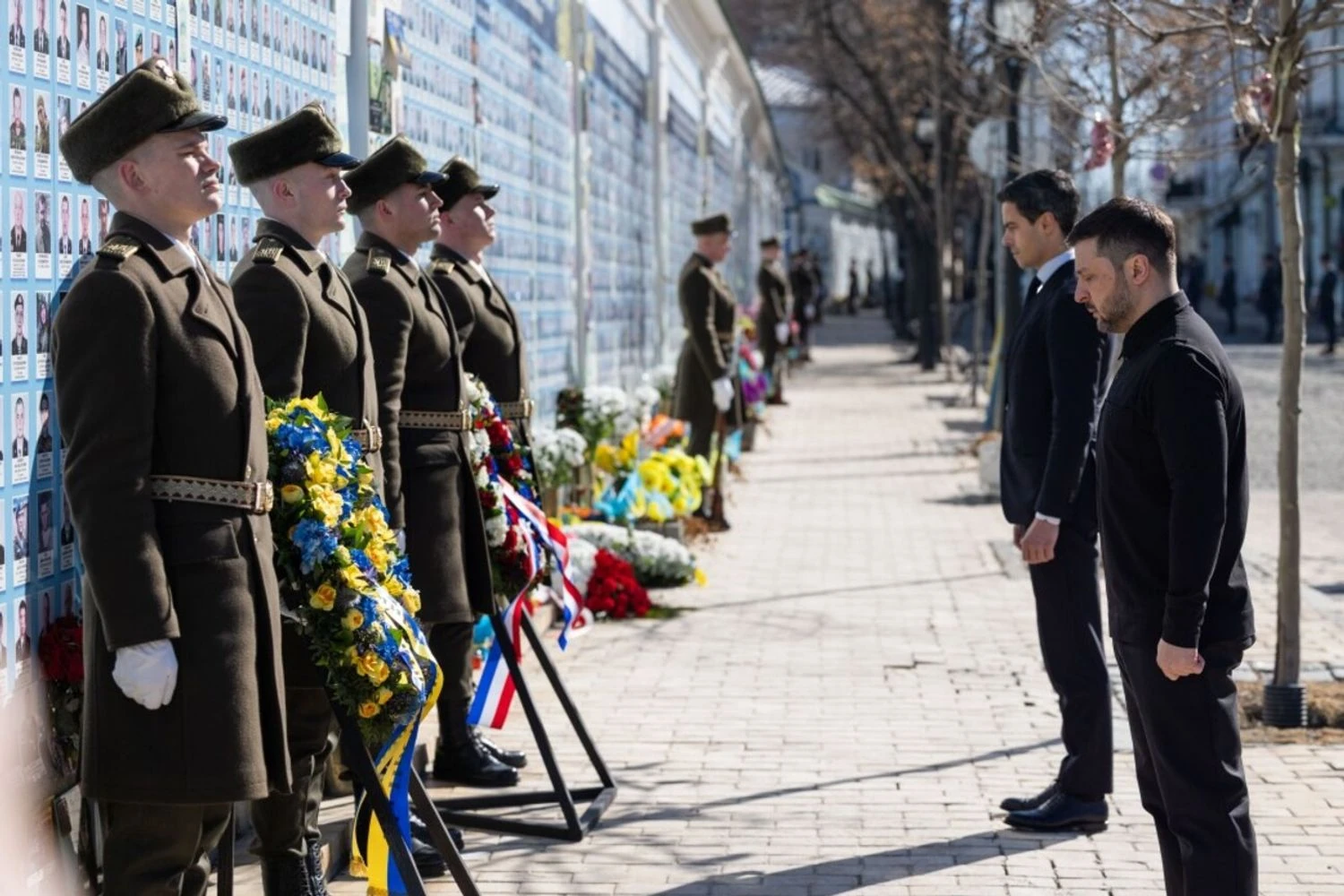Зеленський та прем’єр Нідерландів вшанували загиблих воїнів біля Стіни пам’яті в Києві