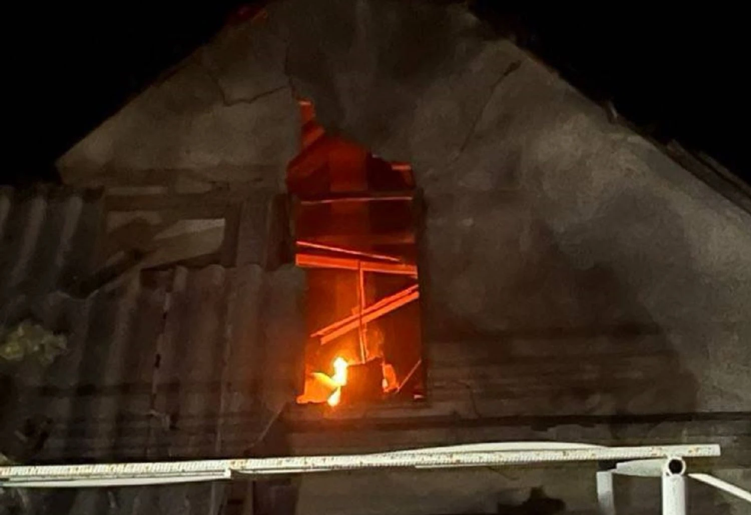 Нічний удар по Запоріжжю: пошкодженно приватний будинок, спалахнула пожежа