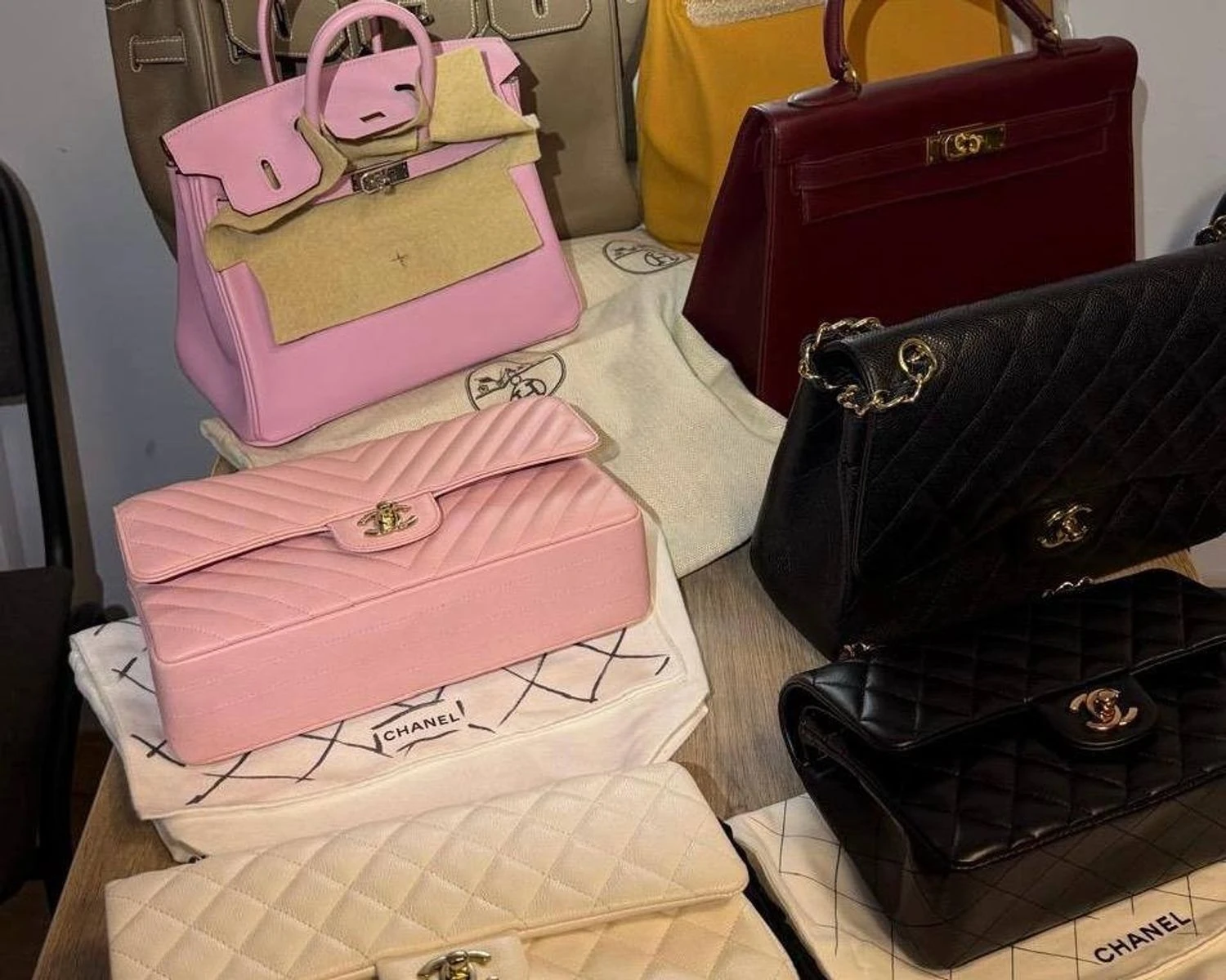 В Україну хотіли ввезти люксові сумки Chanel та Hermes без мита - їх знайшли на кордоні