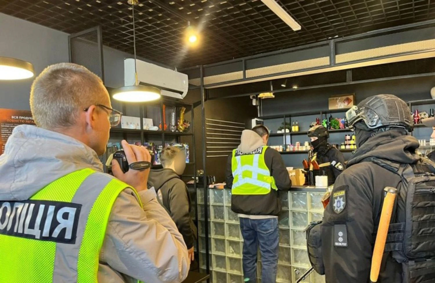 Продаж наркотиків під виглядом сувенірів - поліція проводить обшуки в мережу магазинів U420