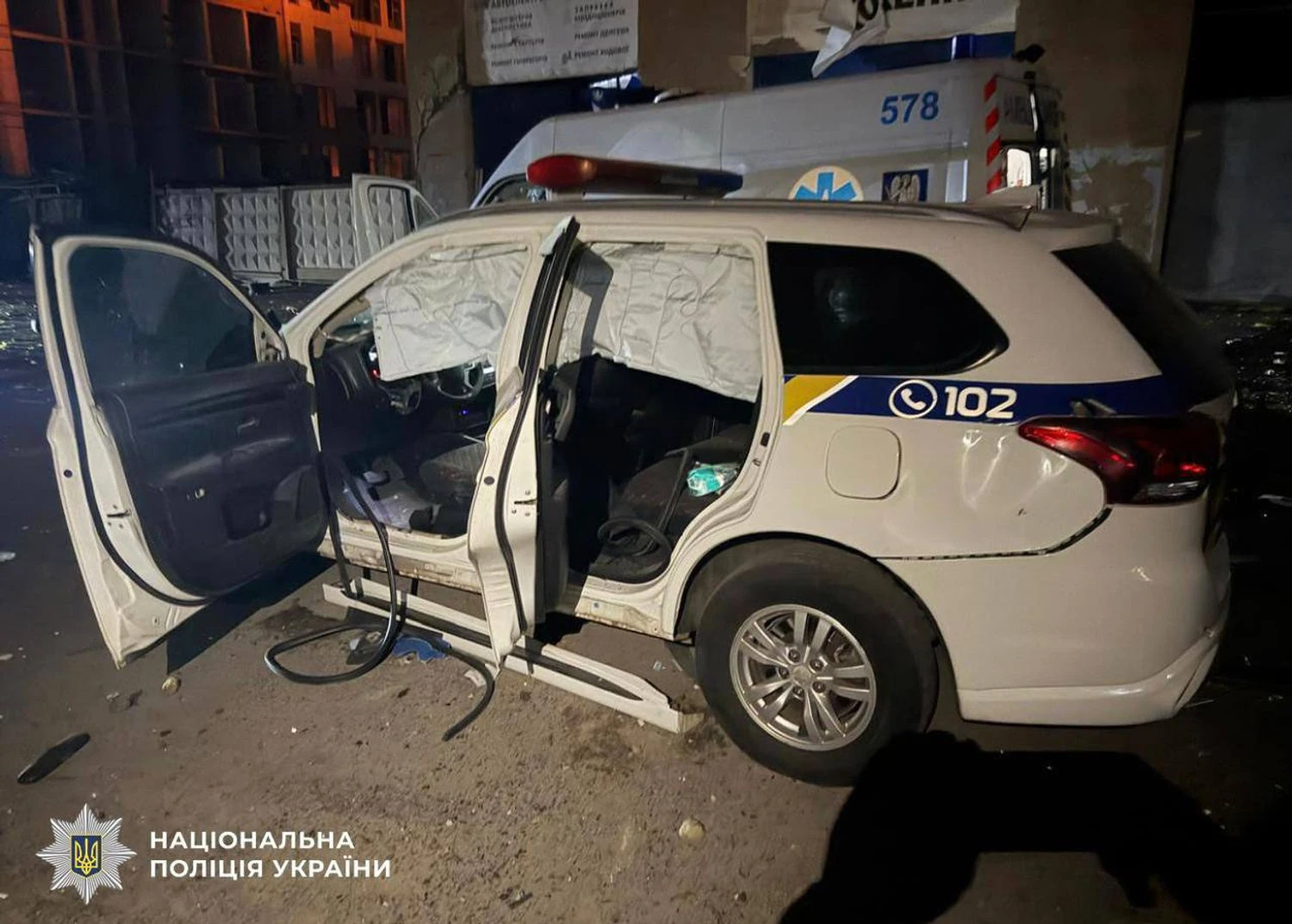 Поліцейські потрапили під повторний удар під час атаки рф балістикою у Києві - відео перших хвилин