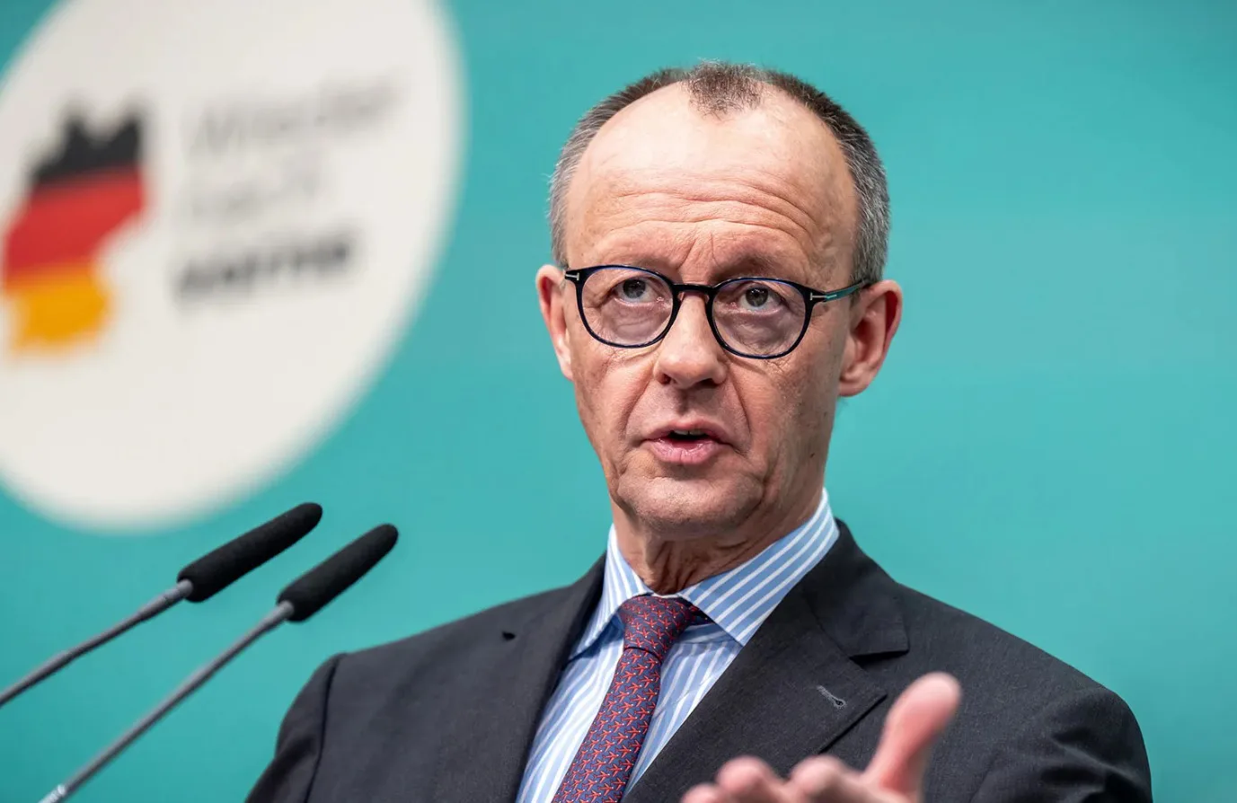 "Негайний вступ неможливий": Мерц пропонує інтегрувати Україну в ЄС без права голосуКанцлер Німеччини Фрідріх Мерц наголосив, що негайний вступ України до ЄС неможливий, але закликав до тіснішої інтеграції в
інституції без права голосу. Він запропонував проміжні кроки для поступового зближення з блоком після саміту в Нікосії.Політика • 24 квітня, 22:38 • 19155 перегляди