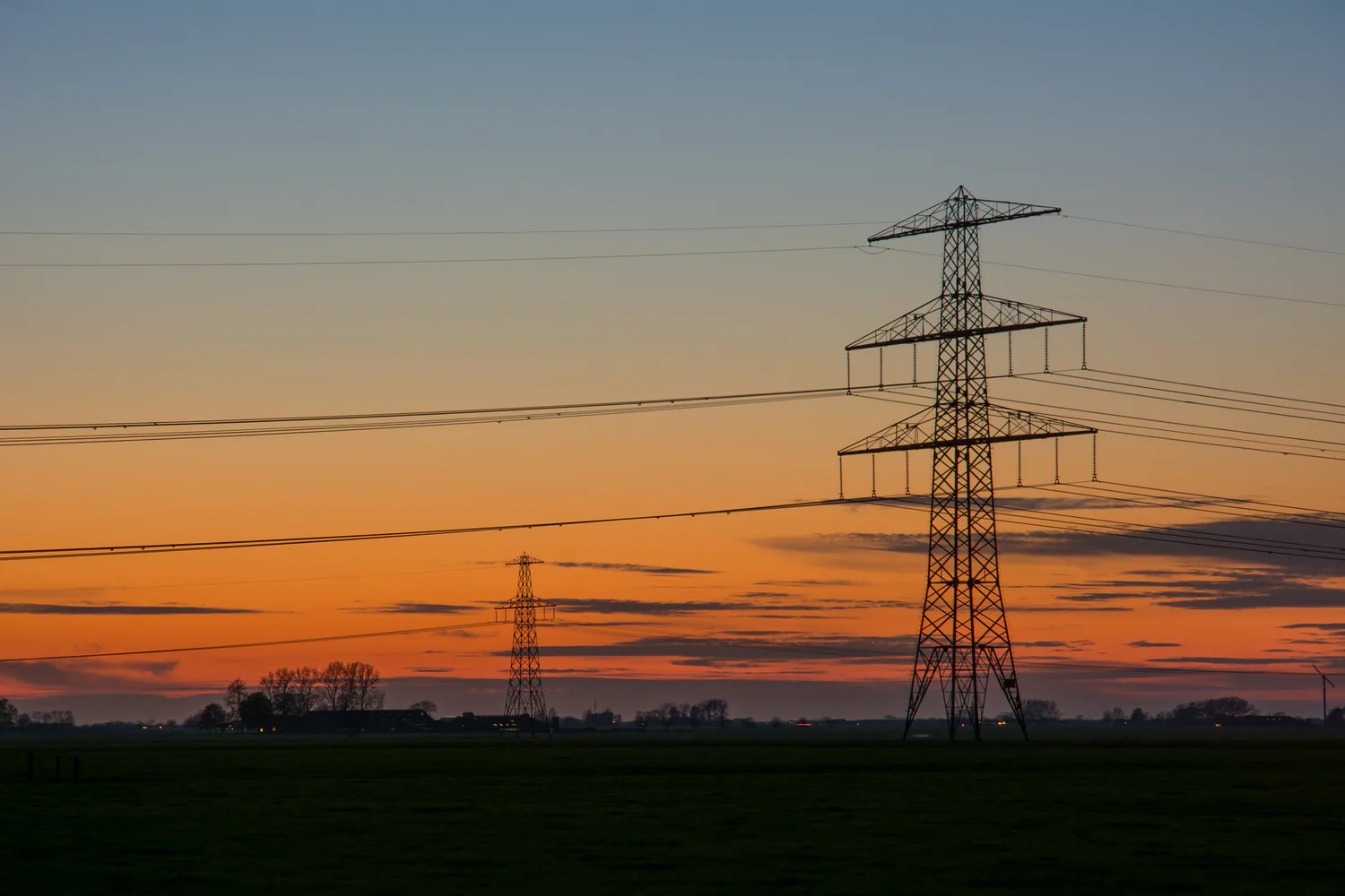 Сім областей частково без світла через ворожі атаки, поранено енергетика