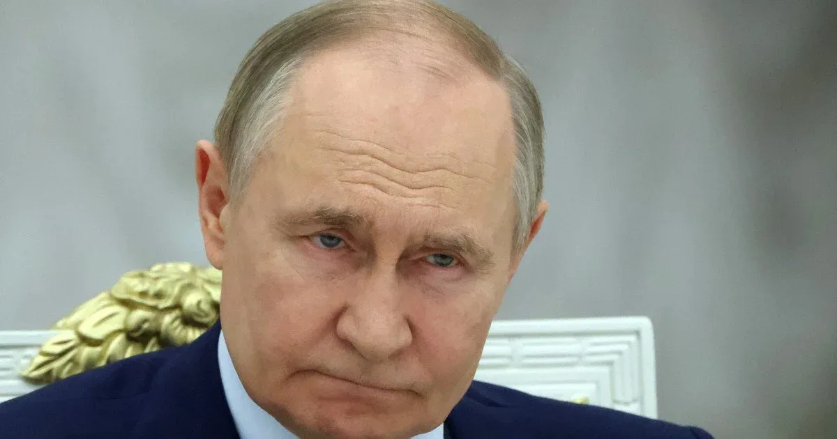 Ексклюзив"Цар боїться, але тримається" - чи слабшає путін і що відбувається всередині росіїЧерез страх замахів путін обмежив поїздки та посилив контроль над елітами. Експерти вважають режим стабільним попри зростаючу
внутрішню напругу.Політика • 15:36 • 17463 перегляди