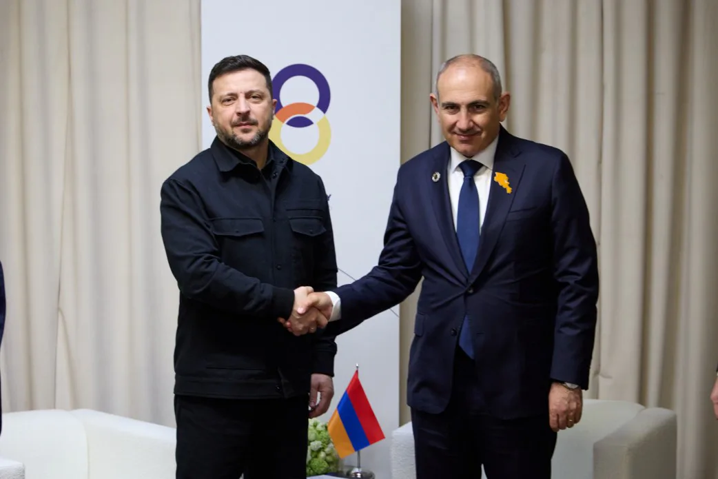 "Паніка і злість" – як у росії реагують на візит Зеленського до ВірменіїВізит Зеленського до Єревана викликав агресію пропагандистів рф через втрату впливу на Вірменію. У москві посилюють безпеку та
готуються до обмежень зв’язку.Політика • 16:00 • 18874 перегляди