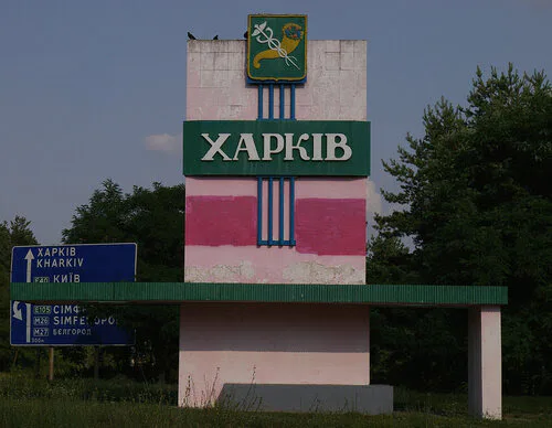 У Харкові після атаки “шахедів” згоріли автомобілі, пошкоджені багатоповерхівки