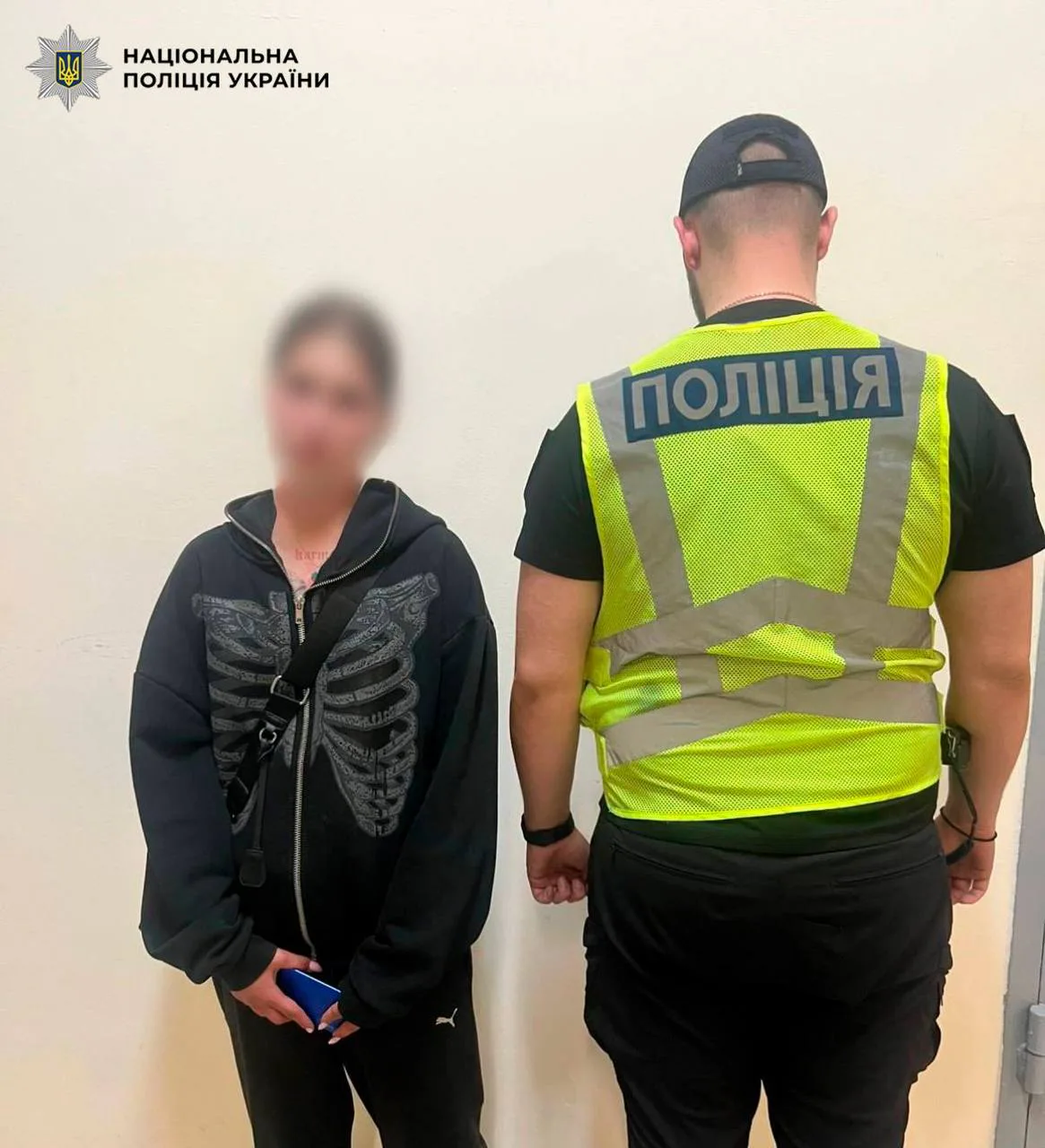 У Києві затримали дівчину, яка через зауваження вдарила військового пляшкою по голові