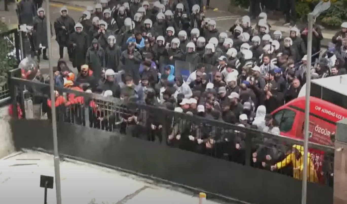 Турецька поліція штурмувала штаб-квартиру опозиції після усунення її керівництва