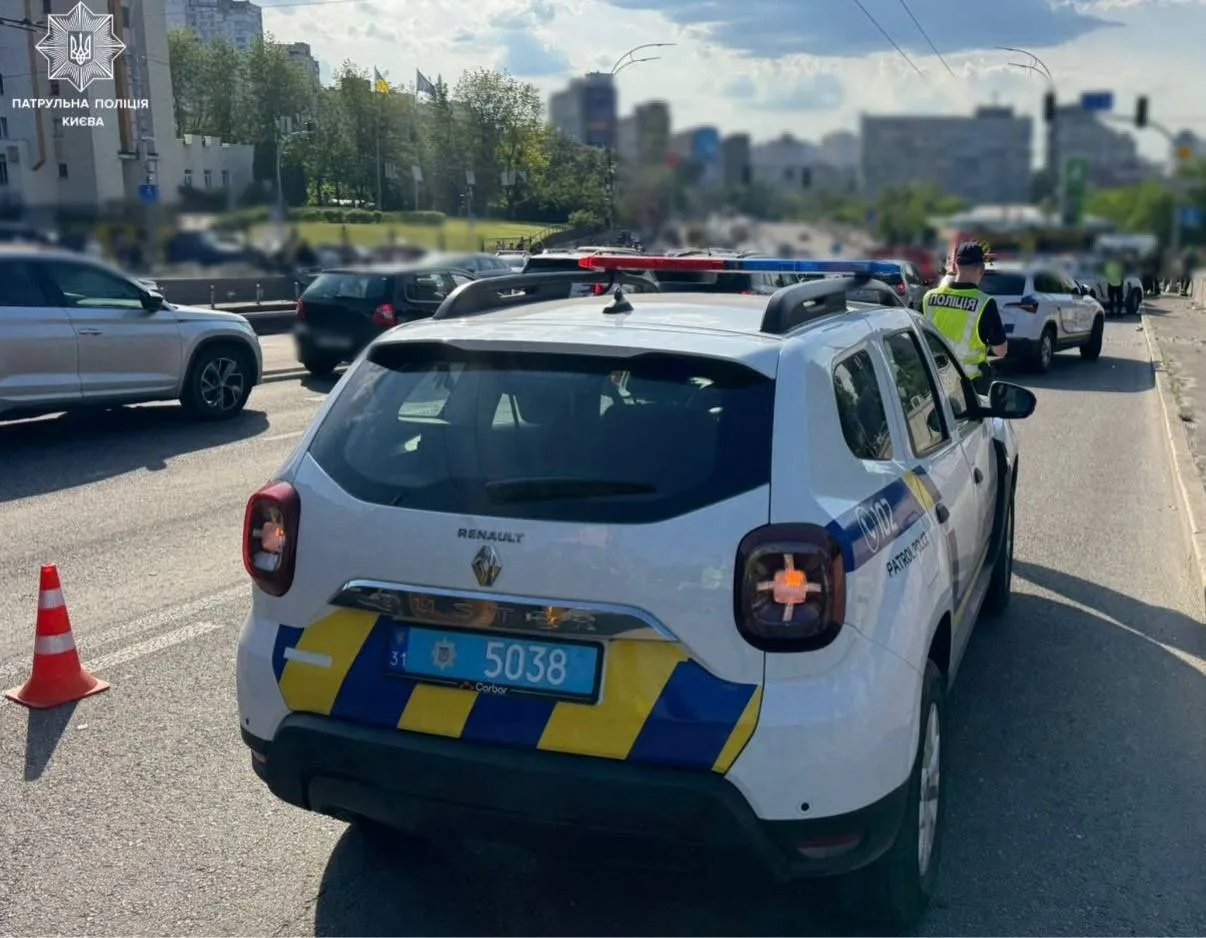 У Києві Mercedes влетів у підземний перехід, відомо про загиблих та постраждалих