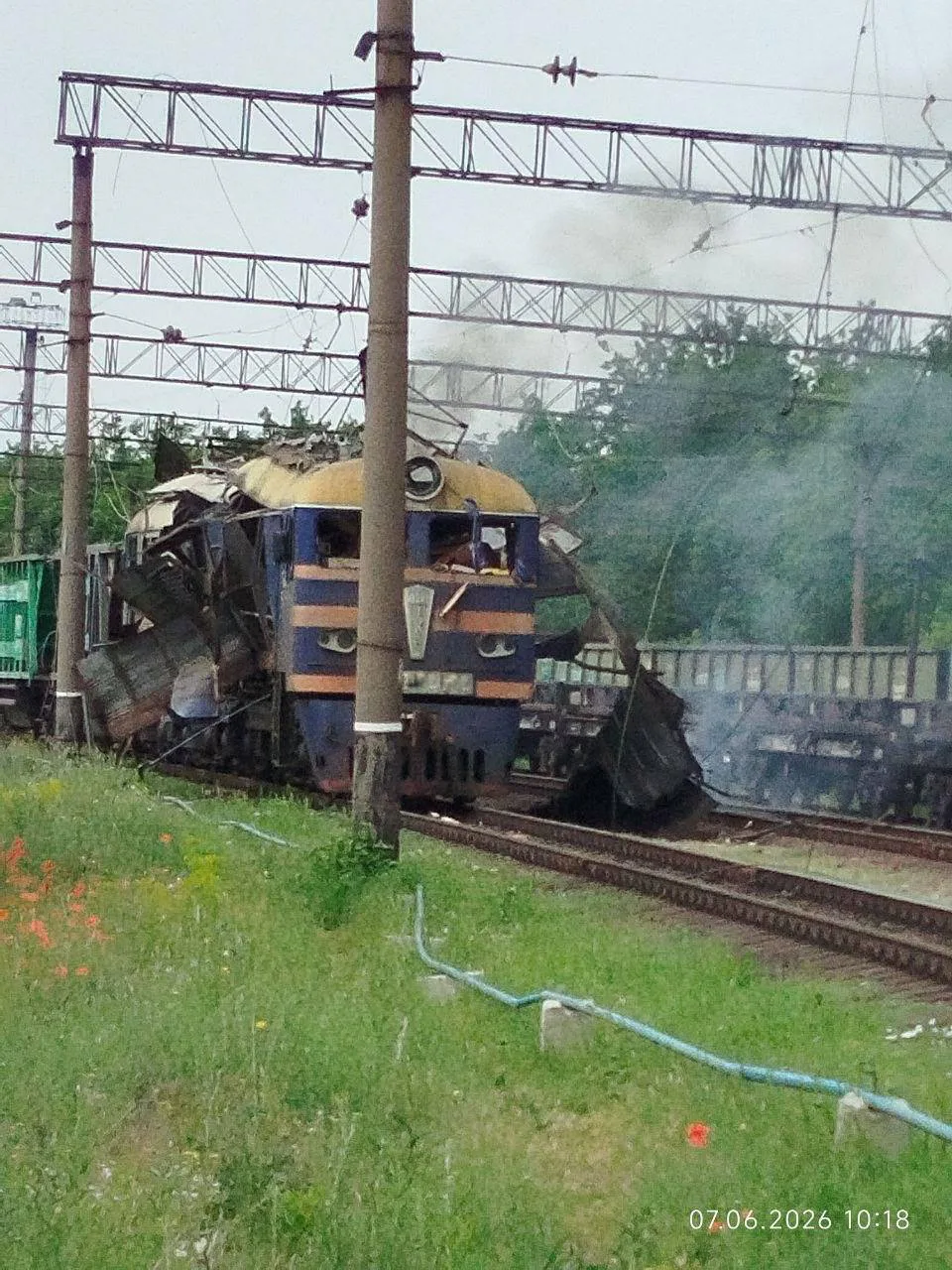 У Запоріжжі ворожий БПЛА влучив у електровозУ Запоріжжі ворожий дрон поцілив у електровоз Укрзалізниці. Локомотивна бригада встигла евакуюватися в укриття, тому обійшлося без
постраждалих.Війна в Україні • 7 червня, 12:18 • 2826 перегляди