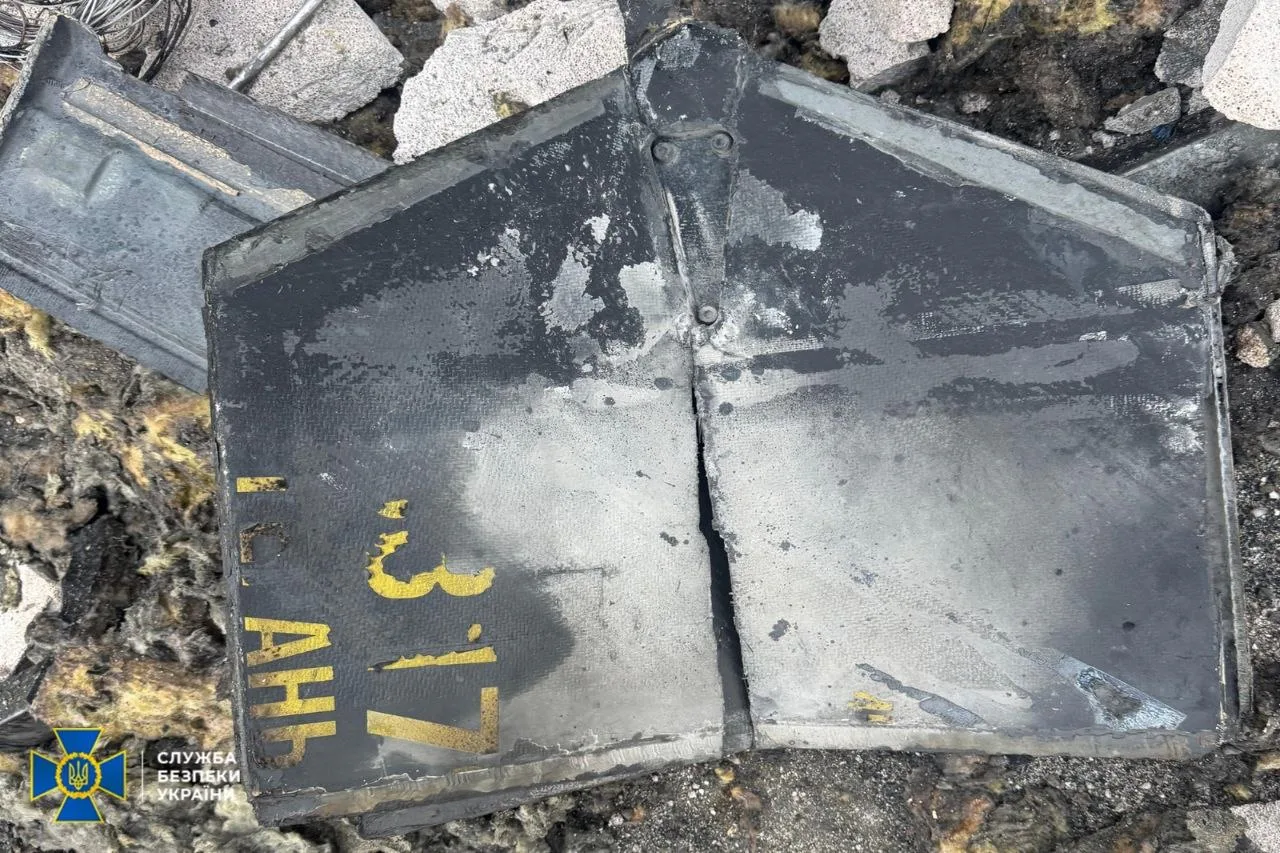 СБУ кваліфікує удар рф по сховищу ядерного палива біля ЧАЕС як воєнний злочинСБУ відкрила справу через удар дрона по ядерному сховищу біля ЧАЕС. Пошкоджено будівлі та корпус МАГАТЕ, радіаційний фон
залишається в межах норми.Війна в Україні • 14:11 • 2664 перегляди