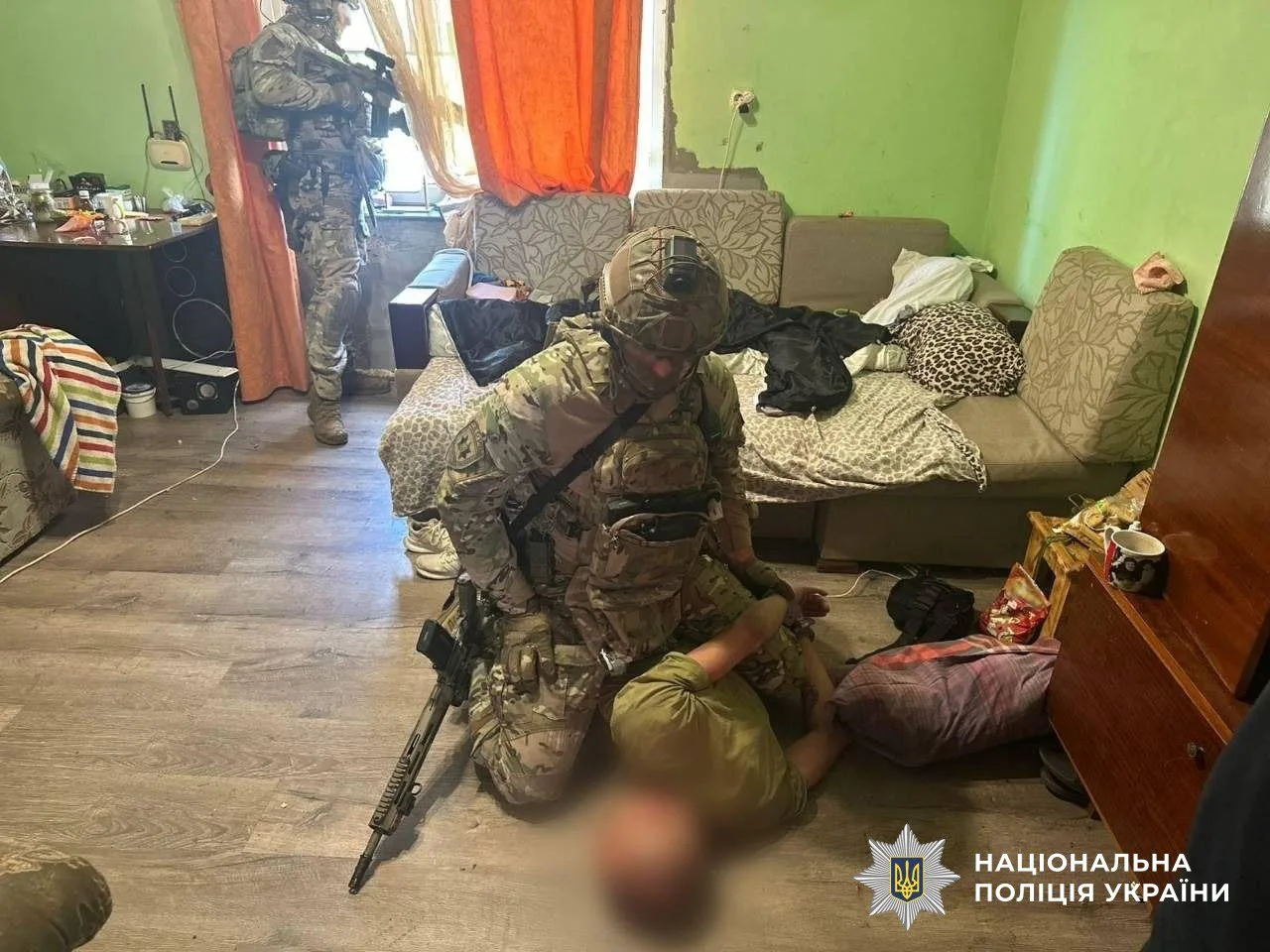 В Ужгороді озброєний чоловік забарикадувався з дружиною та дитиною у будинку, КОРД провів спецоперацію