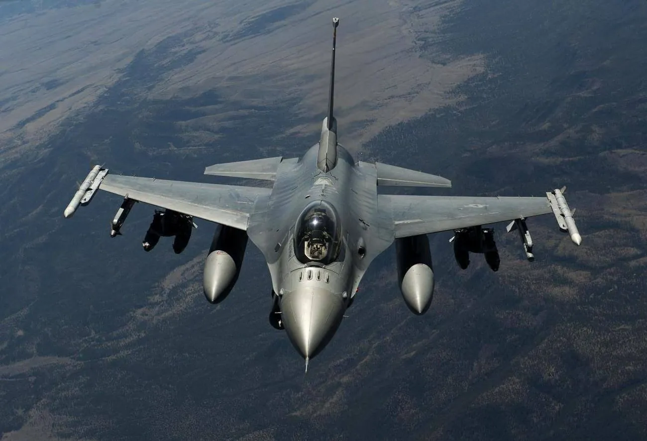 У Румунії винищувач F-16 збив дрон, який залетів у повітряний простір країни