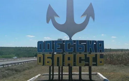 Ворог атакував промислову інфраструктуру на Одещині: зруйновано склад, пошкоджено 13 легковиків