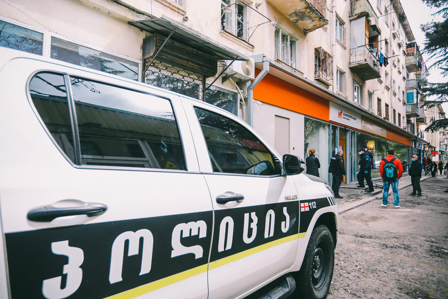 У Грузії чоловік у військовій формі з рушницею увірвався до банку і відкрив стрілянину