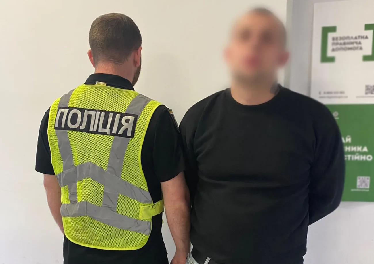 Погрожував пістолетом та побив чоловіка - у Києві після ДТП затримали водія мікроавтобуса