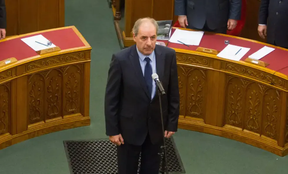 Сьогодні спливає термін, до якого президент Угорщини має підписати закон про припинення власних повноважень