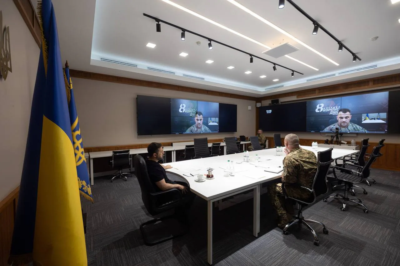 Зеленський провів нараду з командирами корпусів щодо ситуації на фронті