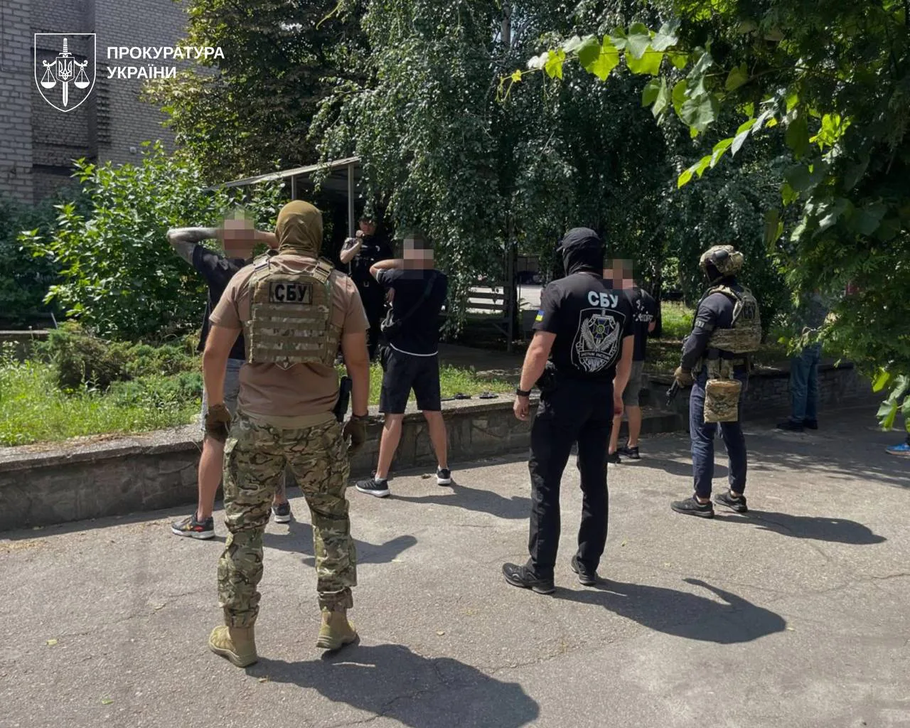 У Запоріжжі під час 25 обшуків у справі про крадіжку на 1,7 млн грн вилучили зброю та понад 200 тисяч доларів