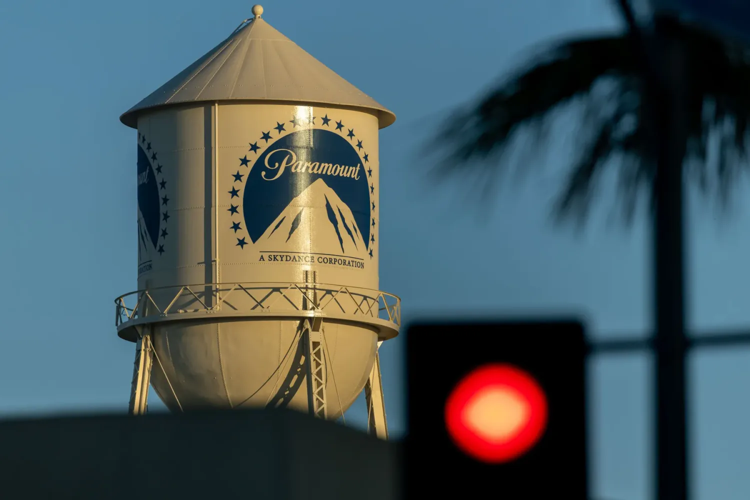 Суд у США продовжив паузу в угоді Paramount і Warner Bros. на $110 млрд