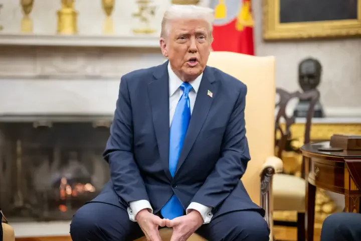 "Ми просто хочемо перемогти" в Ірані - ТрампПрезидент США Дональд Трамп, який раніше заявляв про повний розгром Ірану, тепер очікує продовження військових дій. Він пообіцяв
завдавати "дуже сильних ударів".Політика • 31 липня, 18:21 • 8632 перегляди